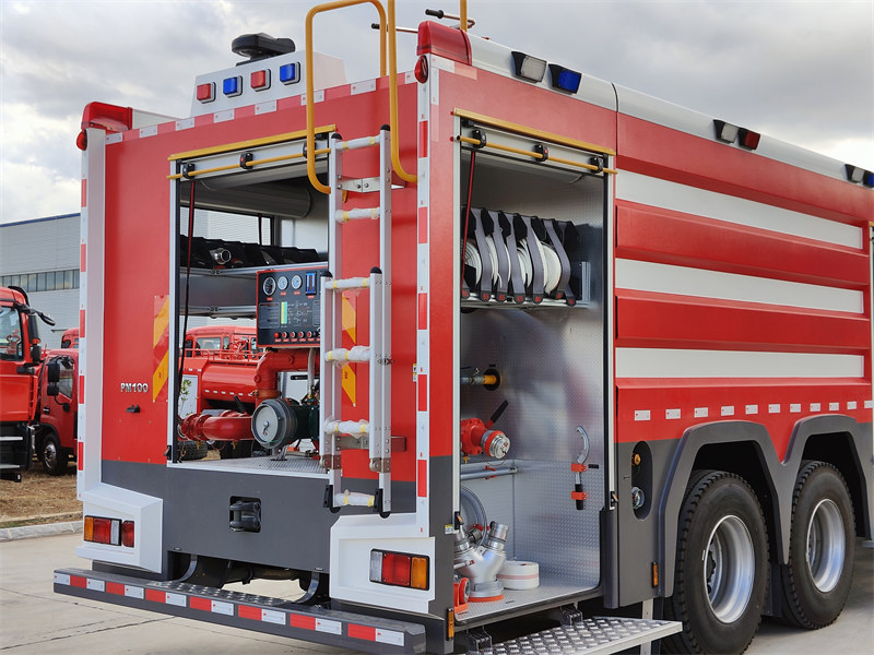 Isuzu fire truck rear pump room