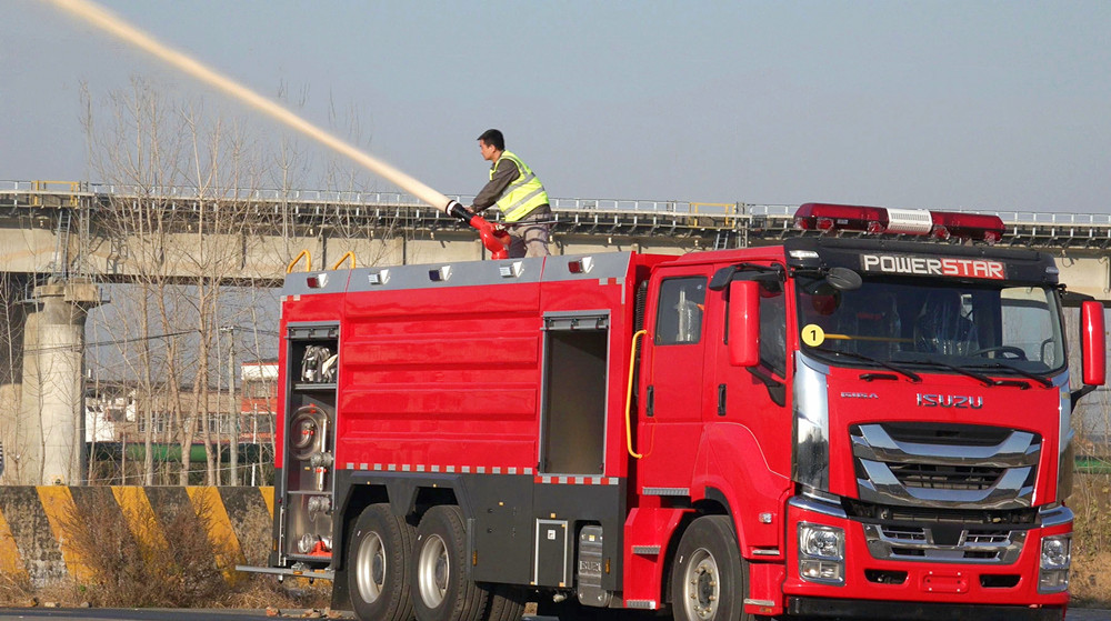 Isuzu 6WG1 engine 10cbm foam fire truck