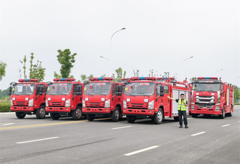 أول دفعة من 4 شاحنات إطفاء رغوية ISUZU NPR جاهزة لخدمة إدارة إطفاء لاغوس